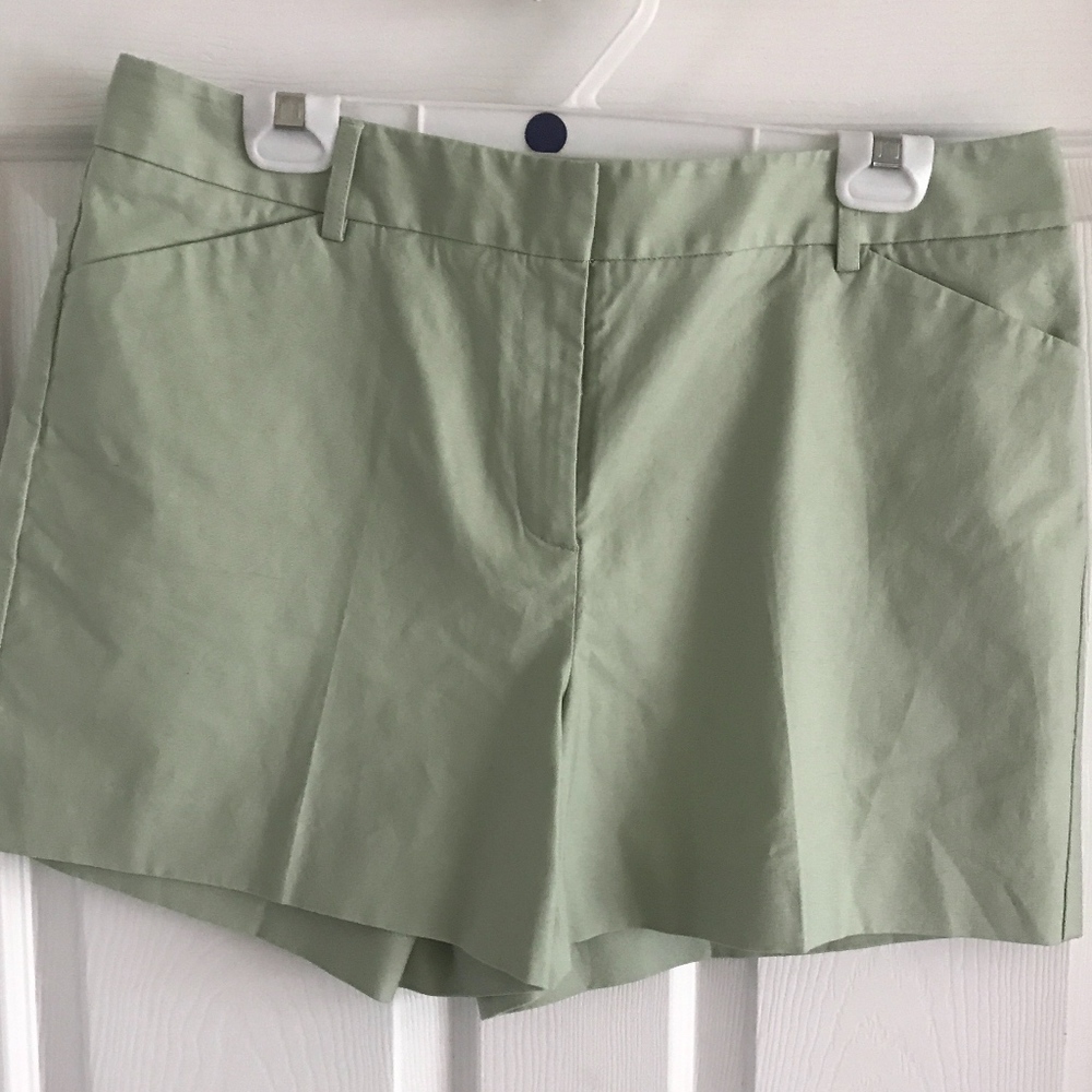 ANN TAYLOR PLAIN FRONT SHORTS 98%Cotton/2% Spandex